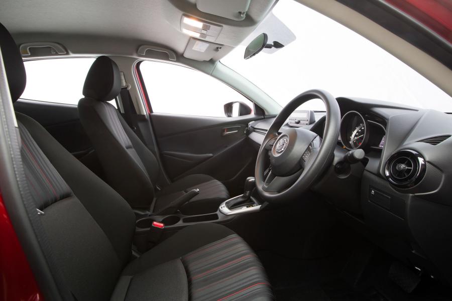 Интерьер Mazda2 Sedan 2015 года  (AU) (фото 18 из 35)